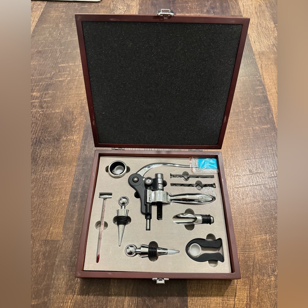 Leeds Wine Accessory Gift Set in Wooden Box